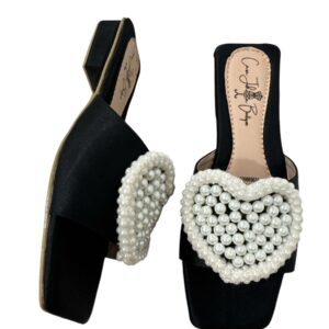 SANDALIAS NEGRAS CON PERLAS DE CORAZON